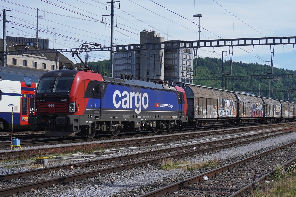 SBB Cargo 193 079 zieht ein Ganzzug durch Brugg AG am 22 Mai 2026.