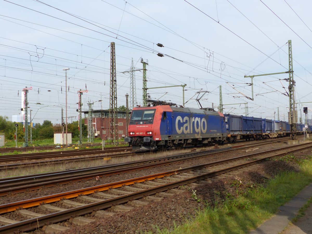 SBB Cargo Lok 482 007-2 G�terbahnhof Oberhausen West, Deutschland 22-09-2016.

SBB Cargo loc 482 007-2 goederenstation Oberhausen West, Duitsland 22-09-2016.