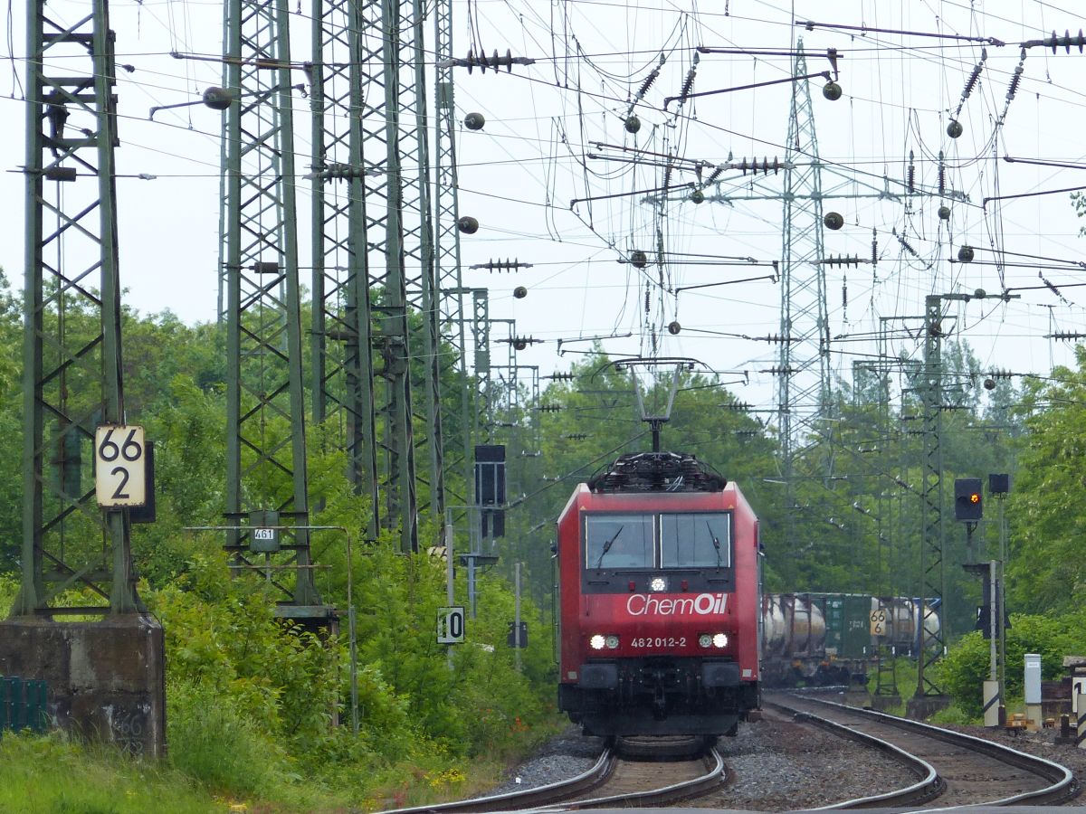 SBB Cargo Lok 482 012-2 mit Aufschriftt  Chemoil  Rangierbahnhof Gremberg, Bahn�bergang Porzer Ringstra�e, K�ln, Deutschland 20-05-2016.

SBB Cargo loc 482 012-2 met opschrift  Chemoil  rangeerstation Gremberg, overweg Porzer Ringstra�e, Keulen, Duitsland 20-05-2016.