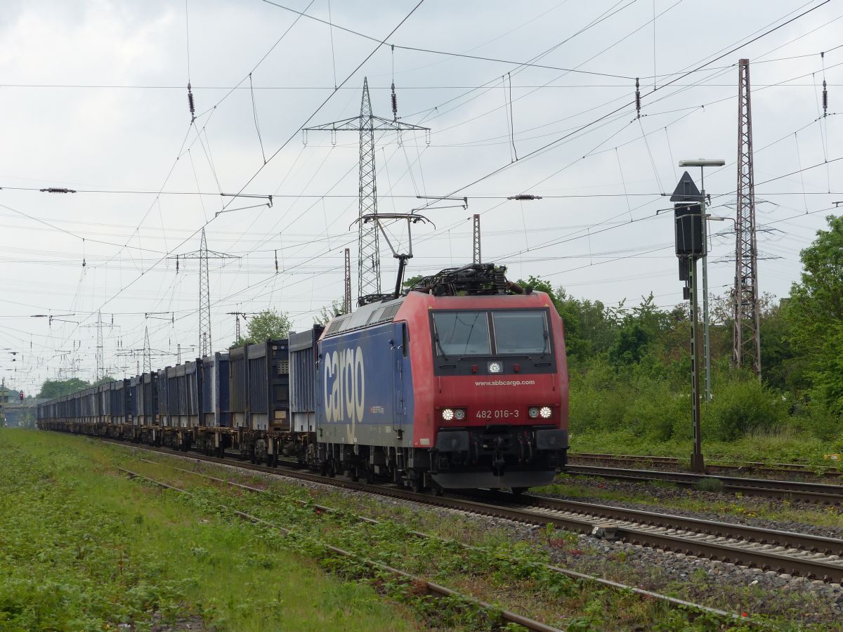 SBB Cargo Lok 482 016-3 Bahnhof Lintorf. Kalkumerstrasse, Lintorf 18-05-2017.

SBB Cargo loc 482 016-3 voormalig station Lintorf bij de Kalkumerstrasse, Lintorf 18-05-2017.

