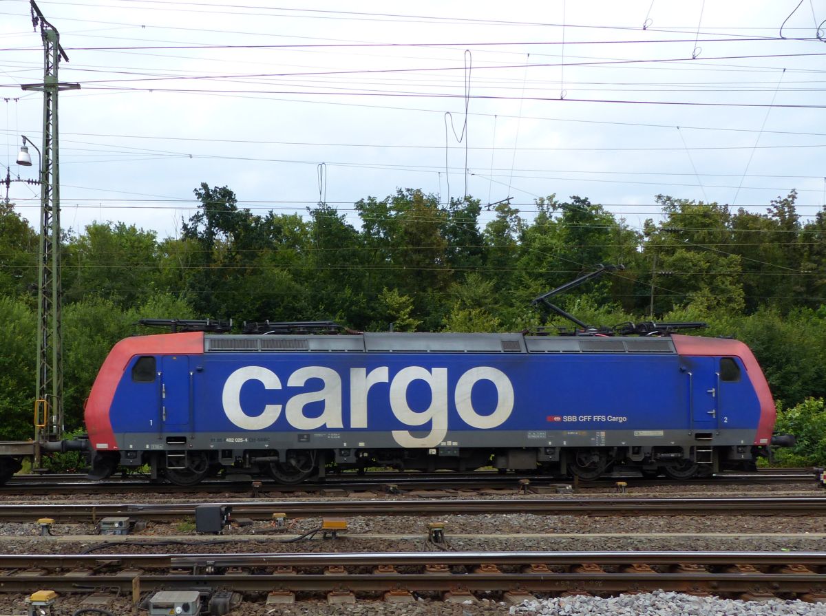 SBB Cargo Lok 482 025-4 Rangierbahnhof K�ln Gremberg, Deutschland 08-07-2016.

SBB Cargo loc 482 025-4 rangeerstation Keulen Gremberg, Duitsland 08-07-2016.