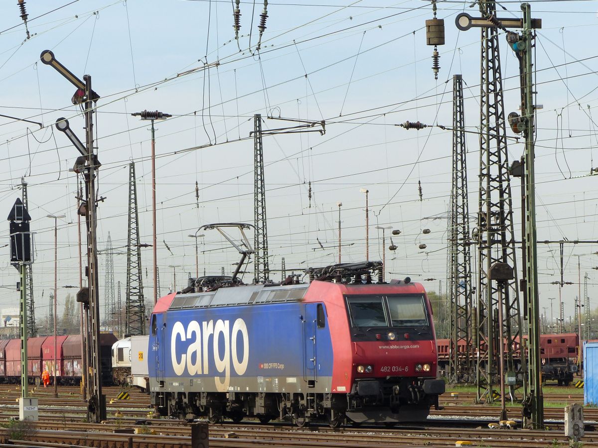 SBB Cargo Lok 482 034-6 G�terbahnhof Oberhausen West, Deutschland 31-03-2017.

SBB Cargo loc 482 034-6 goederenstation Oberhausen West, Duitsland 31-03-2017.