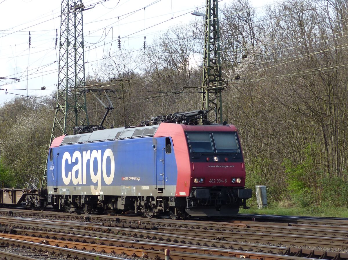 SBB Cargo Lok 482 034-6 Rangierbahnhof K�ln Gremberg 31-03-2017.

SBB Cargo loc 482 034-6 rangeerstation Keulen Gremberg, Duitsland 31-03-2017.
