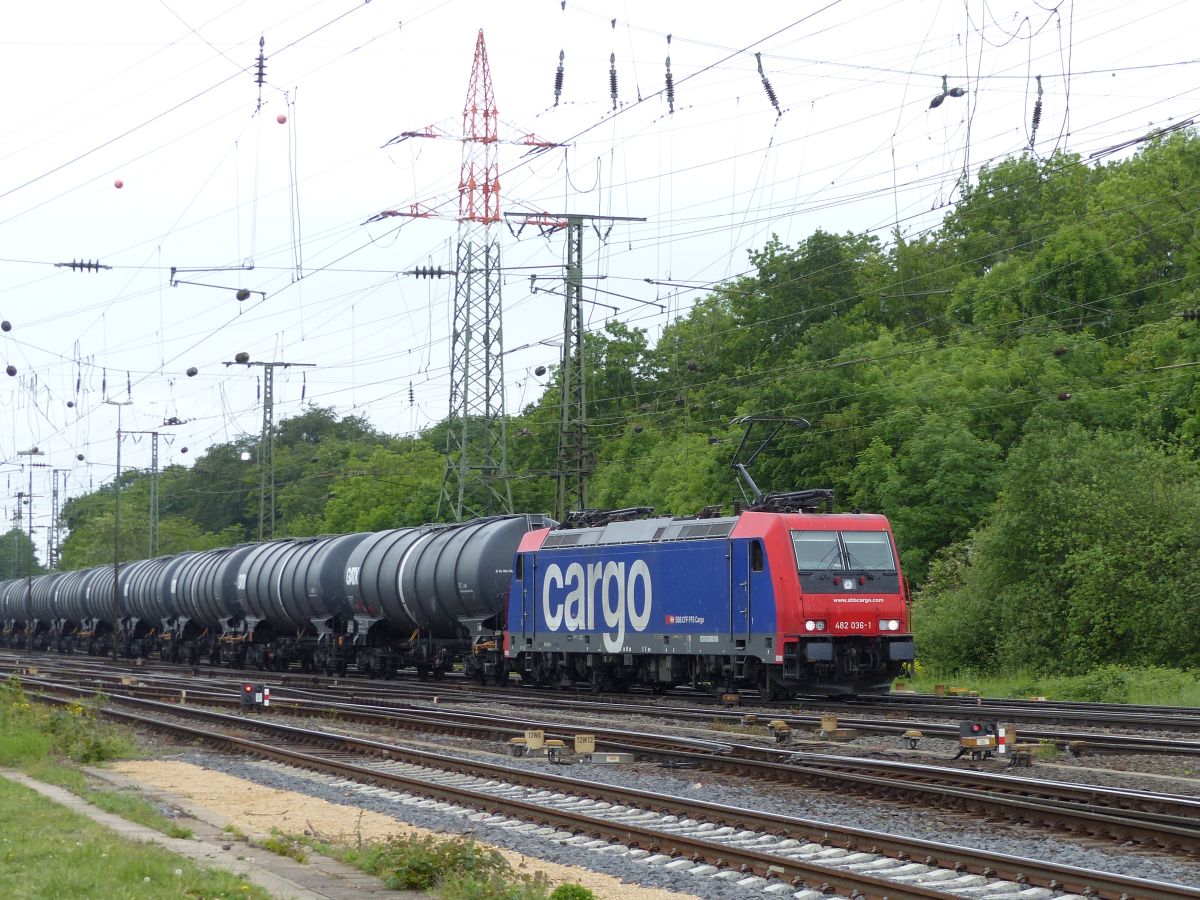 SBB Cargo Lok 482 036-1 Rangierbahnhof Gremberg, Porzer Ringstra�e, K�ln 20-05-2016.

SBB Cargo loc 482 036-1 rangeerstation Gremberg, Porzer Ringstra�e, Keulen, Duitsland 20-05-2016.