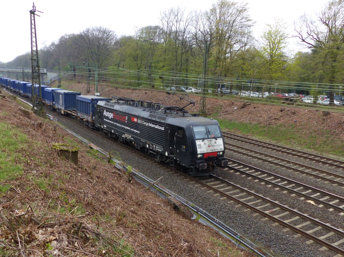 SBB Cargo Lok ES 64 F4-290 (189 290) Abzweig Lotharstrasse, Forsthausweg, Duisburg, Deutschland 12-04-2018.

SBB Cargo loc ES 64 F4-290 (189 290) Abzweig Lotharstrasse, Forsthausweg, Duisburg, Duitsland 12-04-2018.
