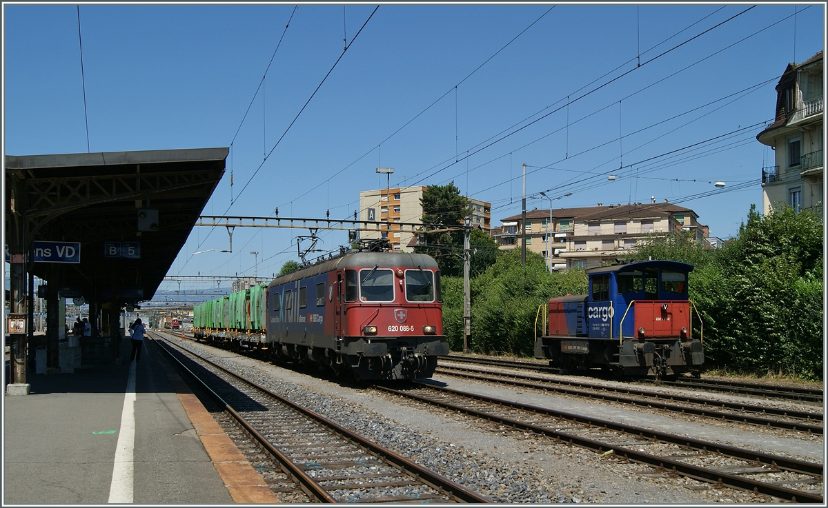 SBB Cargo in Rennes VD: Re 620 088-5 und ein Tm 232.
10. Juli 2015