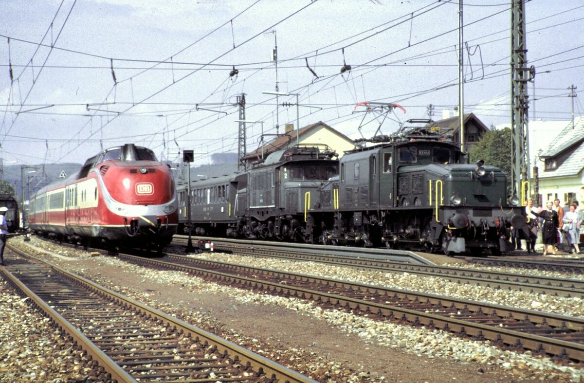 SBB Ce 678 III Nr.13 302 und DB 194 155-8 vor Märklin Sonderzug und 601 See-Alpen-Express in Amstetten am 14.09.1984.