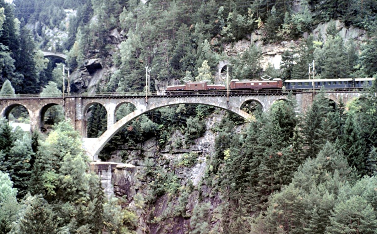 SBB Ce 6/8 und Be 4/6 auf der Meienreußbrücke beim Jubiläum 100 Jahre Gotthardbahn am 22.09.1981.