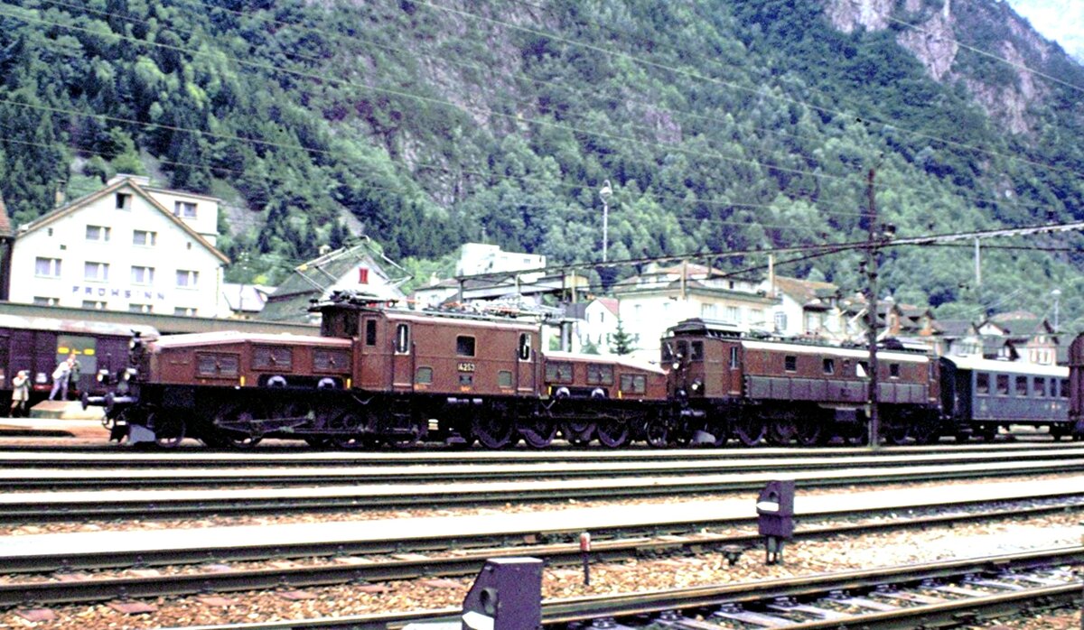 SBB Ce 6/8 II Nr.14 253 und Be 4/6 Nr.12 320 in Erstfeld beim Jubiläum 100 Jahre Gotthard Bahn am 22.09.1981.