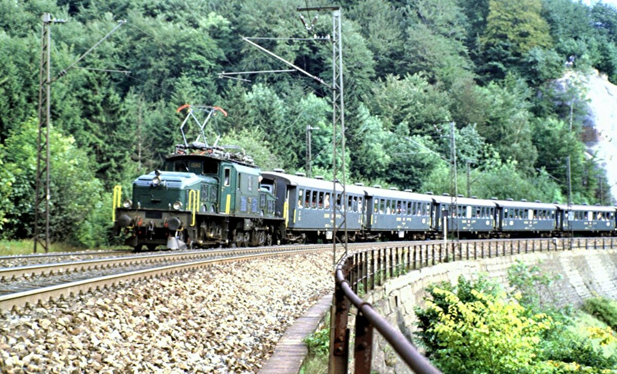 SBB Ce 6/8 III Nr. 13 302 mit historischen Personenwagen auf dem Mhltalfelsendamm der Geislinger Steige am 14.09.1984.