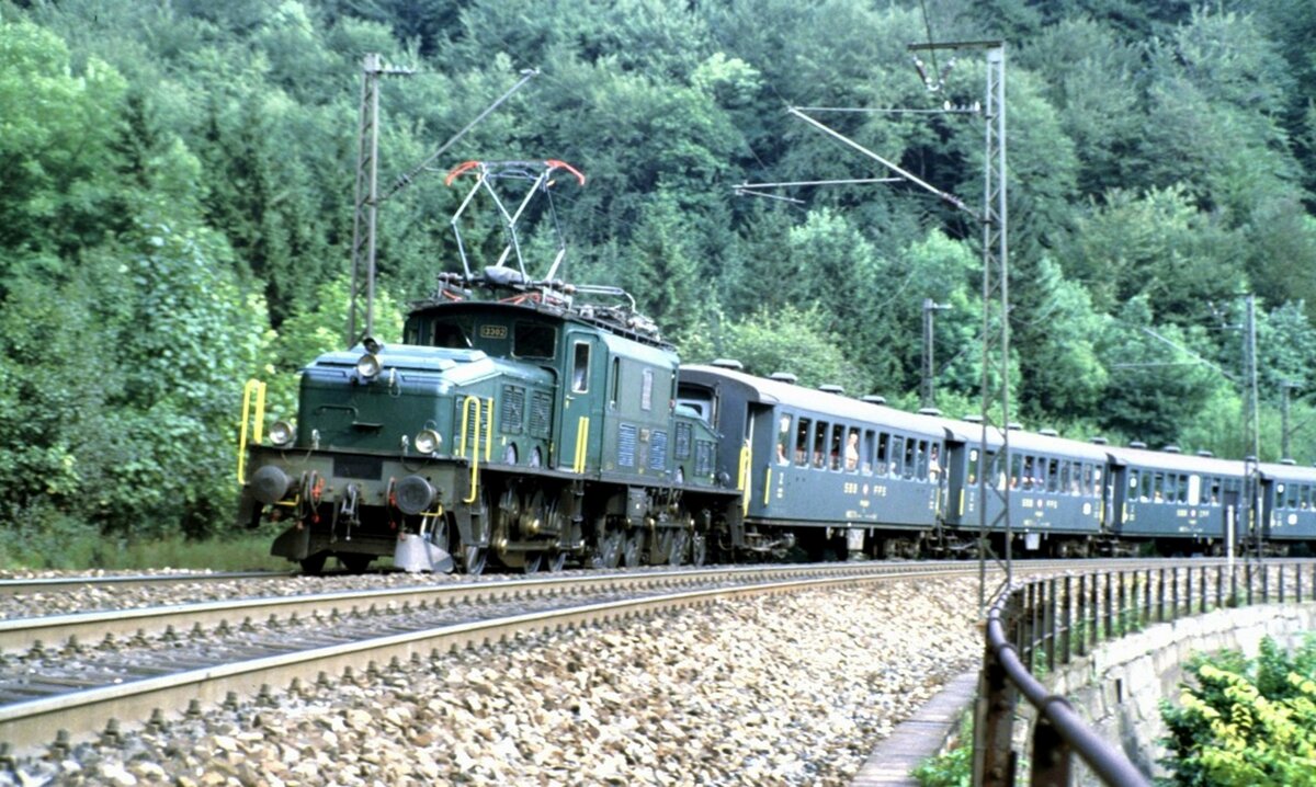 SBB Ce 6/8 III Nr. 13302 auf dem Mühltalfelsendamm der Geislinger Steige am 14.09.1984.