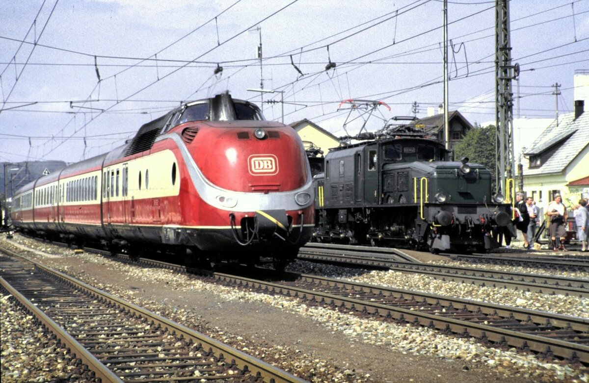 SBB Ce 6/8 III Nr 13 302 mit Sonderzug und ein durchfahrender 601 See-Alpen-Express in Amstetten am 14.02.1984.
