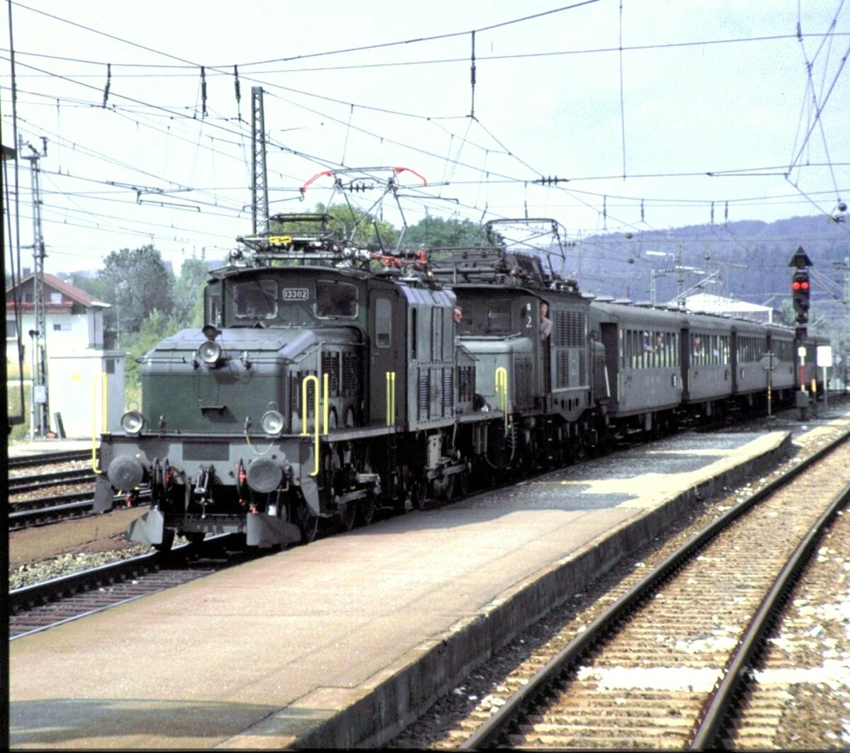 SBB Ce 6/8 III Nr.13 302 und 194 155-8 vor Sonderzug zum Märklin-Jubiläum mit der Rentnerfahrt kommt in Amstetten an am 14.09.1984.