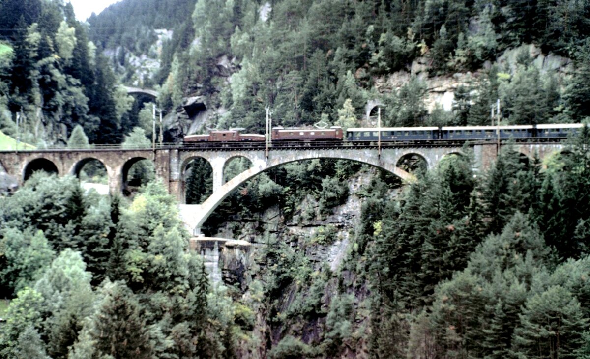 SBB Ce 6/8 Nr.14 253 und Be 4/6 Nr.12 320 mit Sonderzug auf der Unteren Meienreußbrücke beim Jubiläum 100 Jahre Gotthard-Bahn am 22.09.1981.