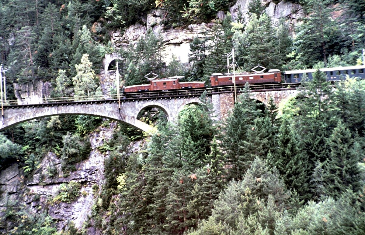 SBB Ce 6/8 Nr.14 253 und Be 4/6 Nr.12 320 mit Sonderzug auf der Unteren Meienreußbrücke beim Jubiläum 100 Jahre Gotthard-Bahn am 22.09.1981.