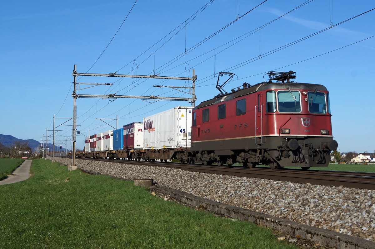 SBB Containerzüge: Re 4/4 11368 bei Niederbipp am 8. April 2014.
Foto: Walter Ruetsch