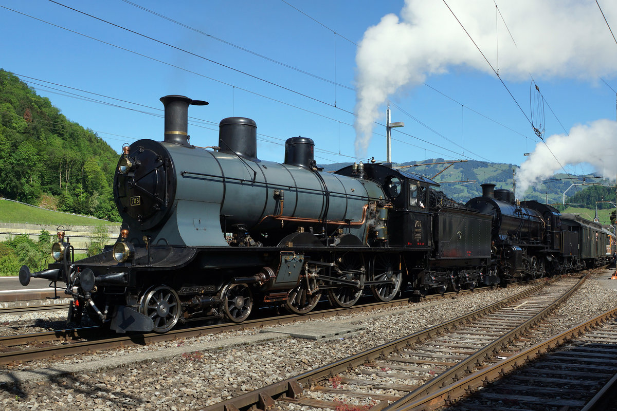 SBB: Dampffahrt ins Tessin vom 21. Mai 2016 mit der A 3/5 705 und der C 5/6 plus 8 Wagen bei der Bahnhofseinfahrt Schwyz.
Foto: Walter Ruetsch