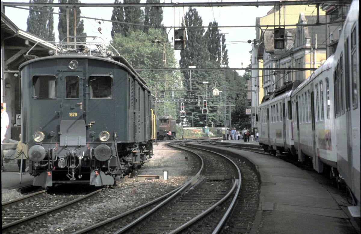 SBB De 4/4 Nr.1679 und 540 mit Zug in Rorschach Hafen. Im Hintergrund steht historische Lok Ae3/6 Nr.10700 am 06.09.1999.