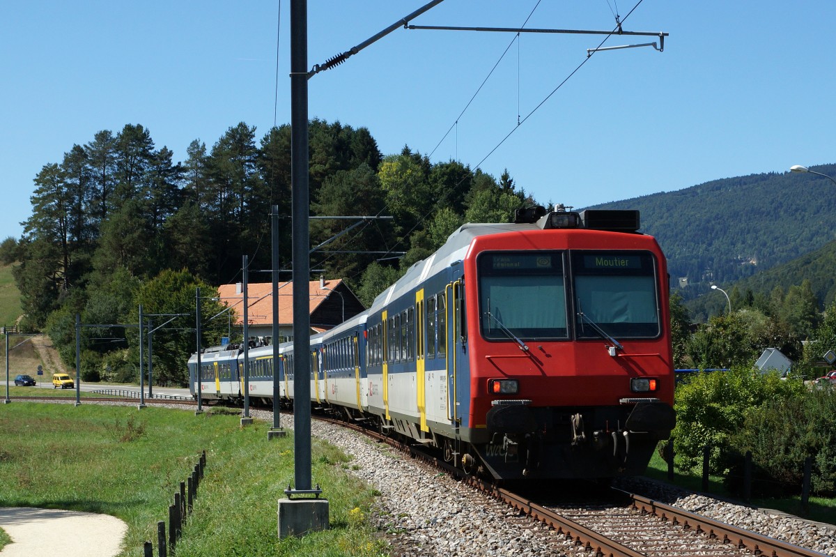 SBB: Der traditionelle Chaindon-Mark Reconvilier im Berner Jura wurde auch dieses Jahr wiederum von mehreren 10'000 Personen besucht. Da der Markt bestens von der Bahn erschlossen wird, reisten viele Marktbesucher aus den Agglomerationen Biel und Moutier mit der Bahn an. Fnfteiliger NPZ  KOLIBRI  mit dem RBDe 562 003-4 bei Court auf der Fahrt nach Sonceboz Sombeval am 7. September 2015. Die Rckfahrt nach Moutier ist auf der Rckseite des Zuges bereits angeschrieben! Die KOLIBRIS sind whrend den letzten Jahren sehr selten geworden, da sie im Regionalverkehr durch DOMINOS und FLIRTS von Stadler verdrngt wurden und auf dieser Strecke verkehren normalerweise nur noch rote RABe 526 Stadler GTW (ehemals RM/BLS).
Foto: Walter Ruetsch  