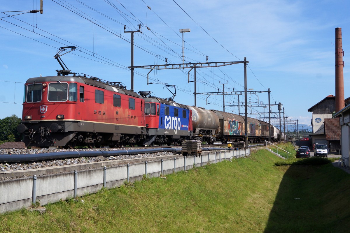 SBB: Doppeltraktion Re 420 11187 bei Muri am 26. Juni 2015.
Foto: Walter Ruetsch