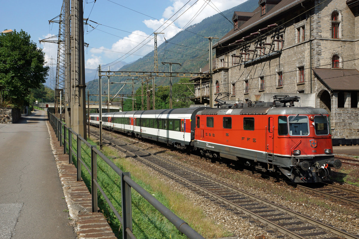 SBB: Ein IR Basel-Locarno beim Passieren des Unterwerks in Giornico am 13. September 2016.
Foto: Walter Ruetsch