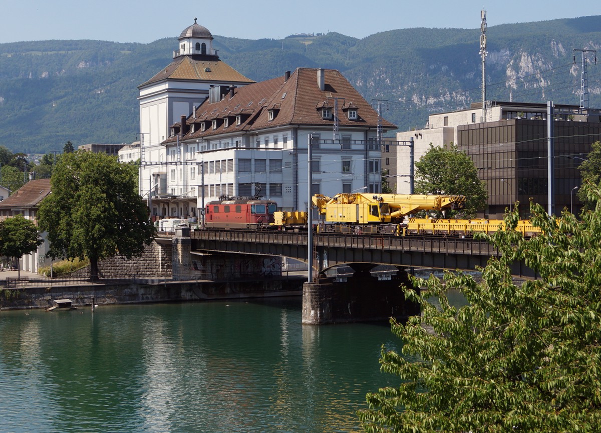 SBB: Eine Re 420 mit einem schweren Zugkran beim Passieren der Aarebrcke Solothurn am 6. Juni 2015.
Foto: Walter Ruetsch