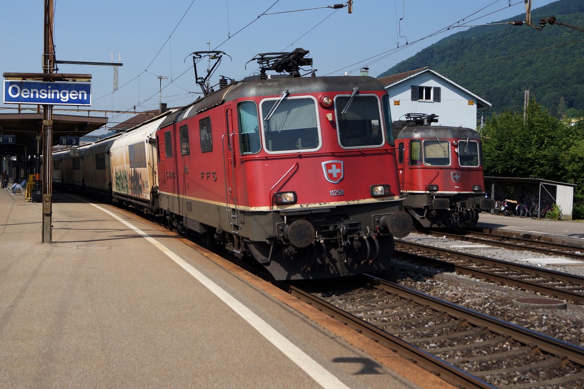 SBB: Güterzugsüberholung mit der Re 4/4 II 11258 in Oensingen am 3. Juli 2015. Ueberholt wurde ein Güterzug mit der Re 6/6 11618  DÜBENDORF .
Foto: Walter Ruetsch