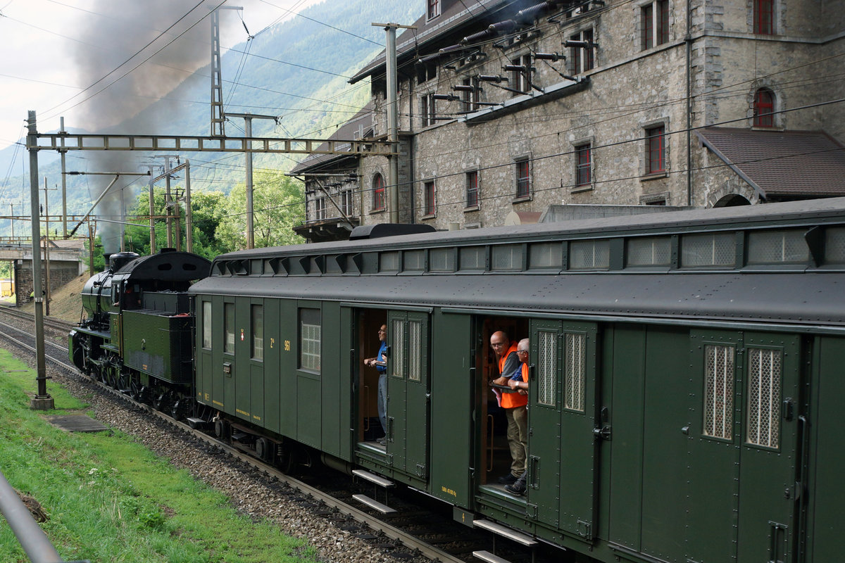 SBB HISTORIC: 
 Schweiz aktuell am Gotthard  - Dampfzug mit der C 5/6 2978 beim Passieren vom Unterwerk Giornico am 28. Juli 2016. Hinter der Lok eingereiht war der Z4 961, der am Morgen mit der grünen Re 4/4 11161 bis Göschenen Überführt wurde.
Foto: Walter Ruetsch 