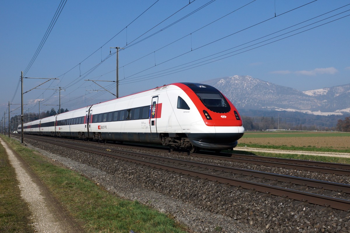 SBB: IC Lausanne-Zürich mit einem RABDe 500 (ICN) bei Deitingen am 10. März 2016.
Foto: Walter Ruetsch  