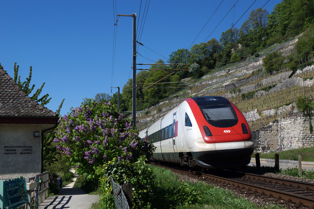 SBB: IC mit RABDe 500 (ICN) auf dem noch eingleisigen Streckenabschnitt unterwegs zwischen Ligerz und Twann am Auffahrtstag den 5. Mai 2016.
Foto: Walter Ruetsch  