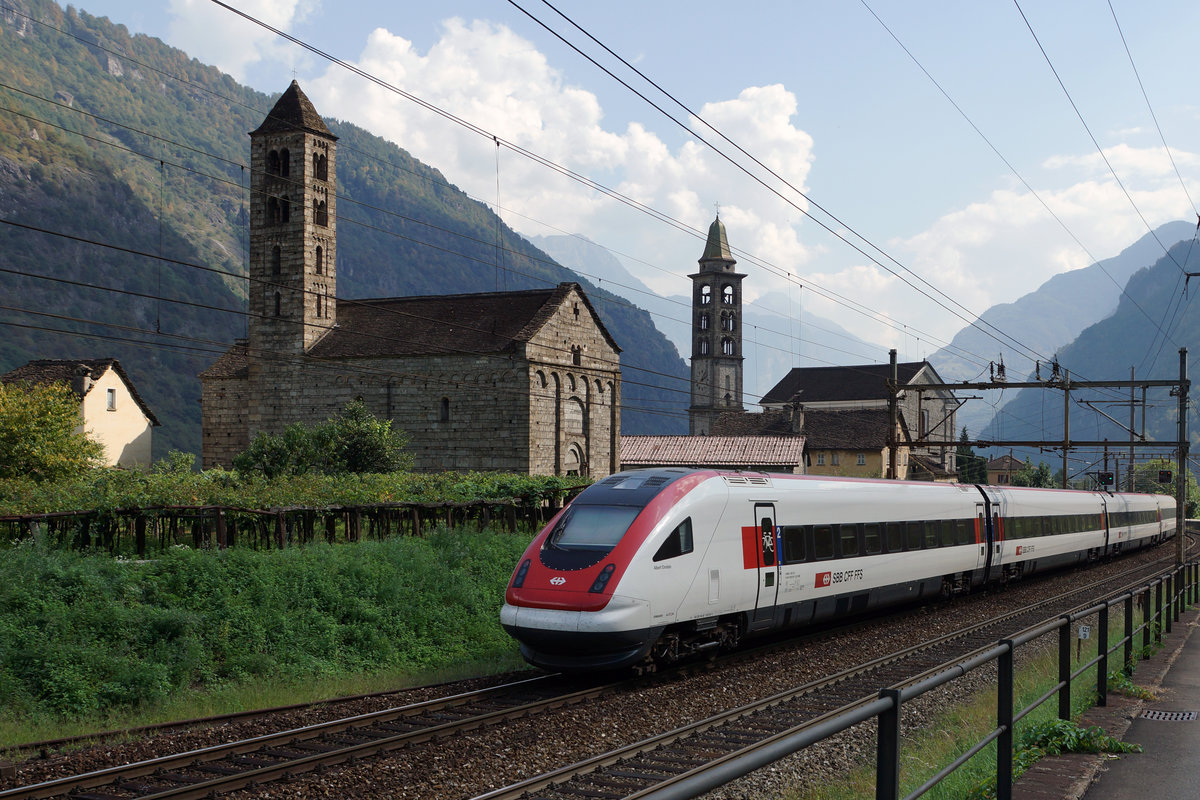 SBB: IC Zürich-Lugano vor der prächtigen Kulisse der beiden Kirchen San Nicola und San Michele am 13. September 2016.
Foto: Walter Ruetsch