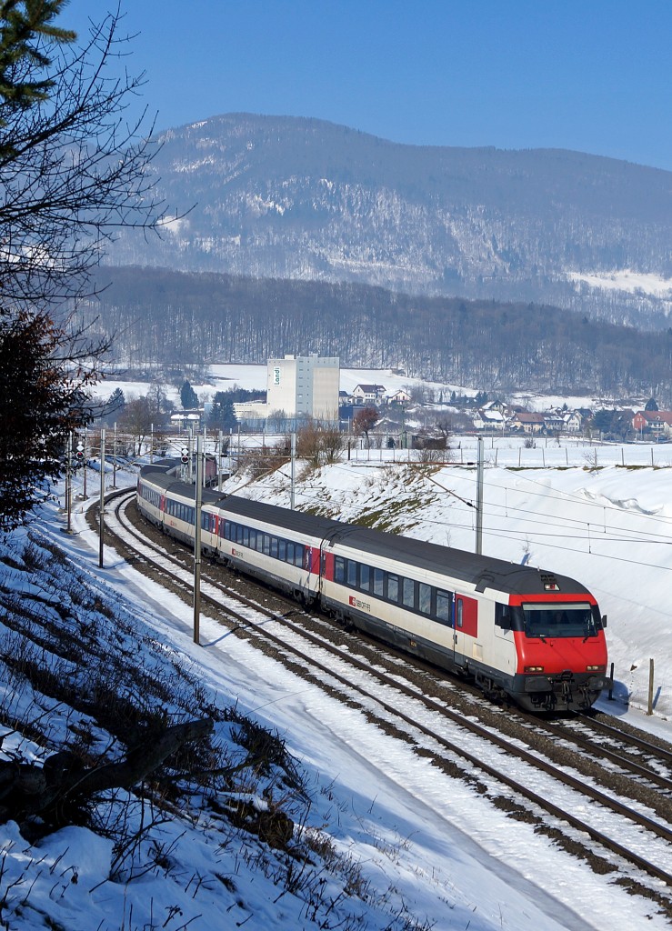SBB: IR Konstanz-Biel  KONSTANZER  bei Niederbipp am 11. Februar 2015. Ab dem Hauptbahnhof Zürich wird er bis Biel von einer Re 460 geschoben.
Foto: Walter Ruetsch