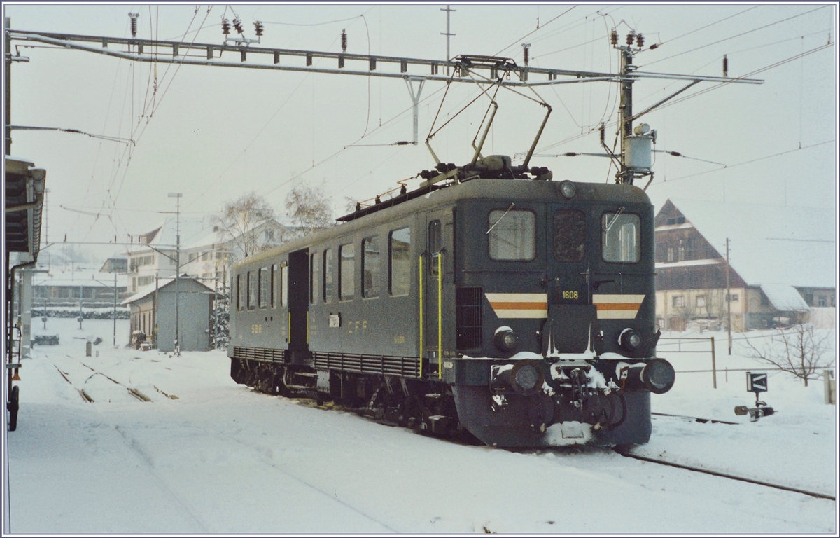 SBB Nebenbahnromantik vor gut 25 Jahren: Im Winter 1986/87 wurden einigen Zugspaare Beinwil am See - Beromünster und zurück ausnahmsweise mit dem solo fahrenden Be 4/6 1608 geführt. (Fotografiertes Foto) 