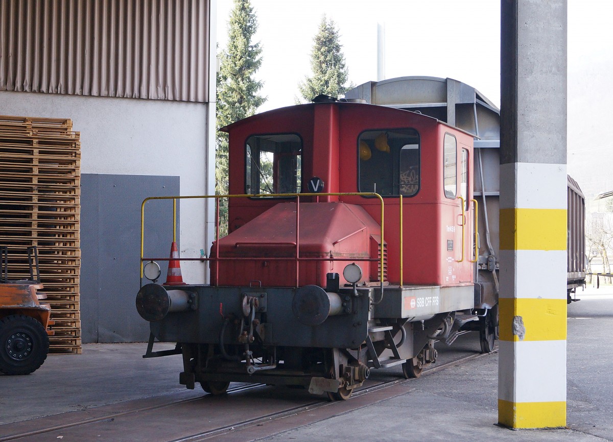 SBB: Noch am 18. März 2015 wurde das Anschlussgeleise einer Firma im Bezirk des solothurnischen Gäu mit einem sehr selten gewordenen Tm I (Nr.459 ehemals SBB) bedient.
Foto: Walter Ruetsch