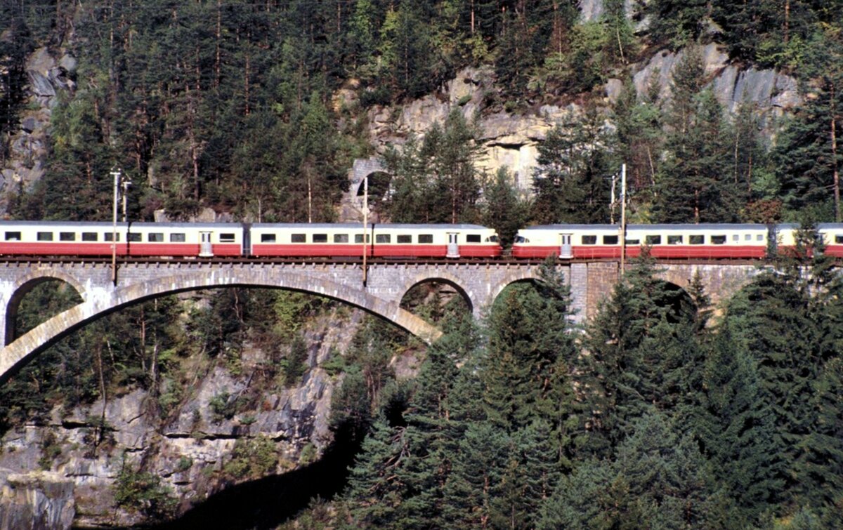 SBB RAe TEE II bei Wassen am Gotthard am 13.10.1983.