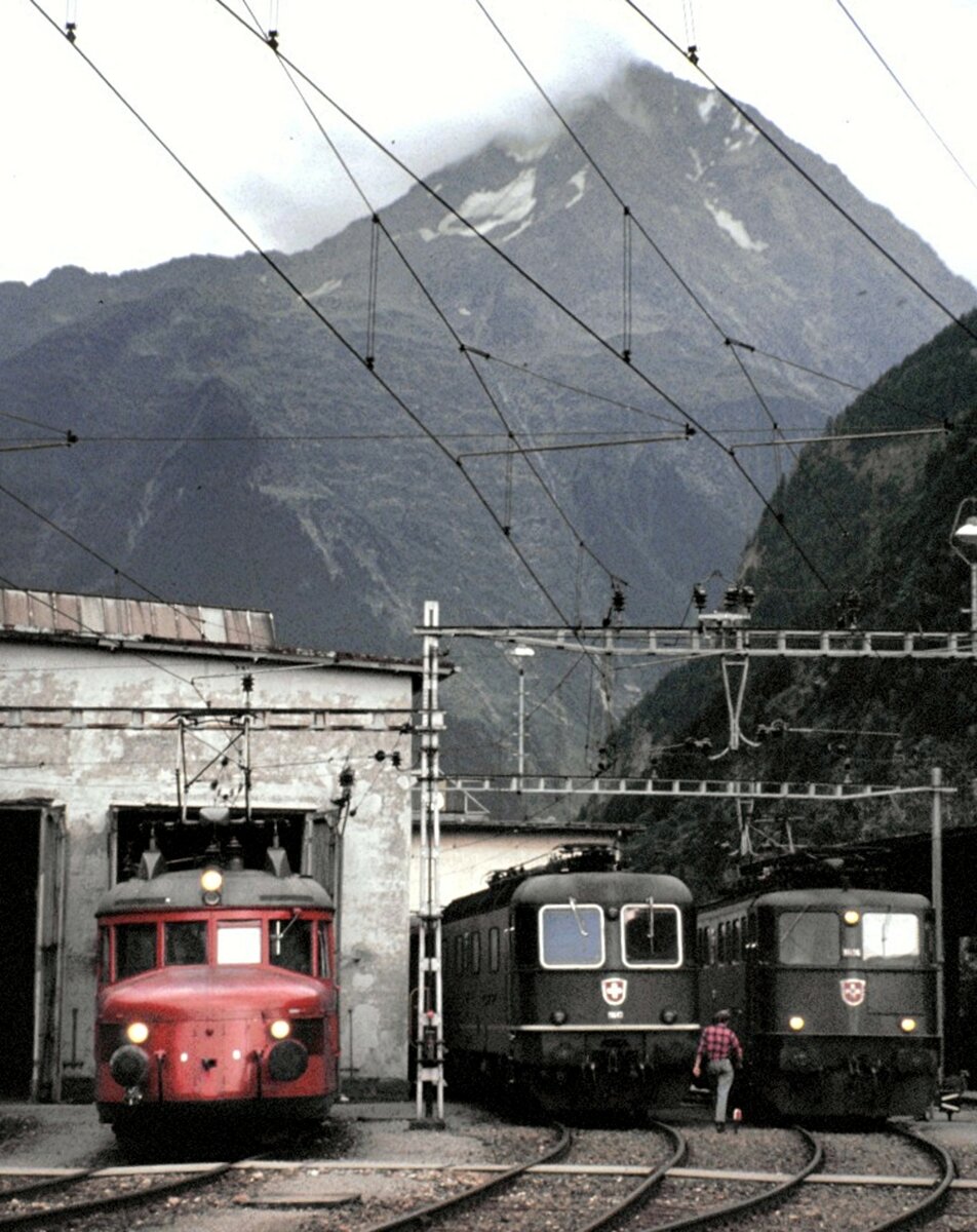 SBB RBe 2/4 Nr.1002 und Ae 6/6 und Re 6/6 in Erstfeld beim Jubiläum 100 Jahre Gotthard Bahn am 22.09.1981.