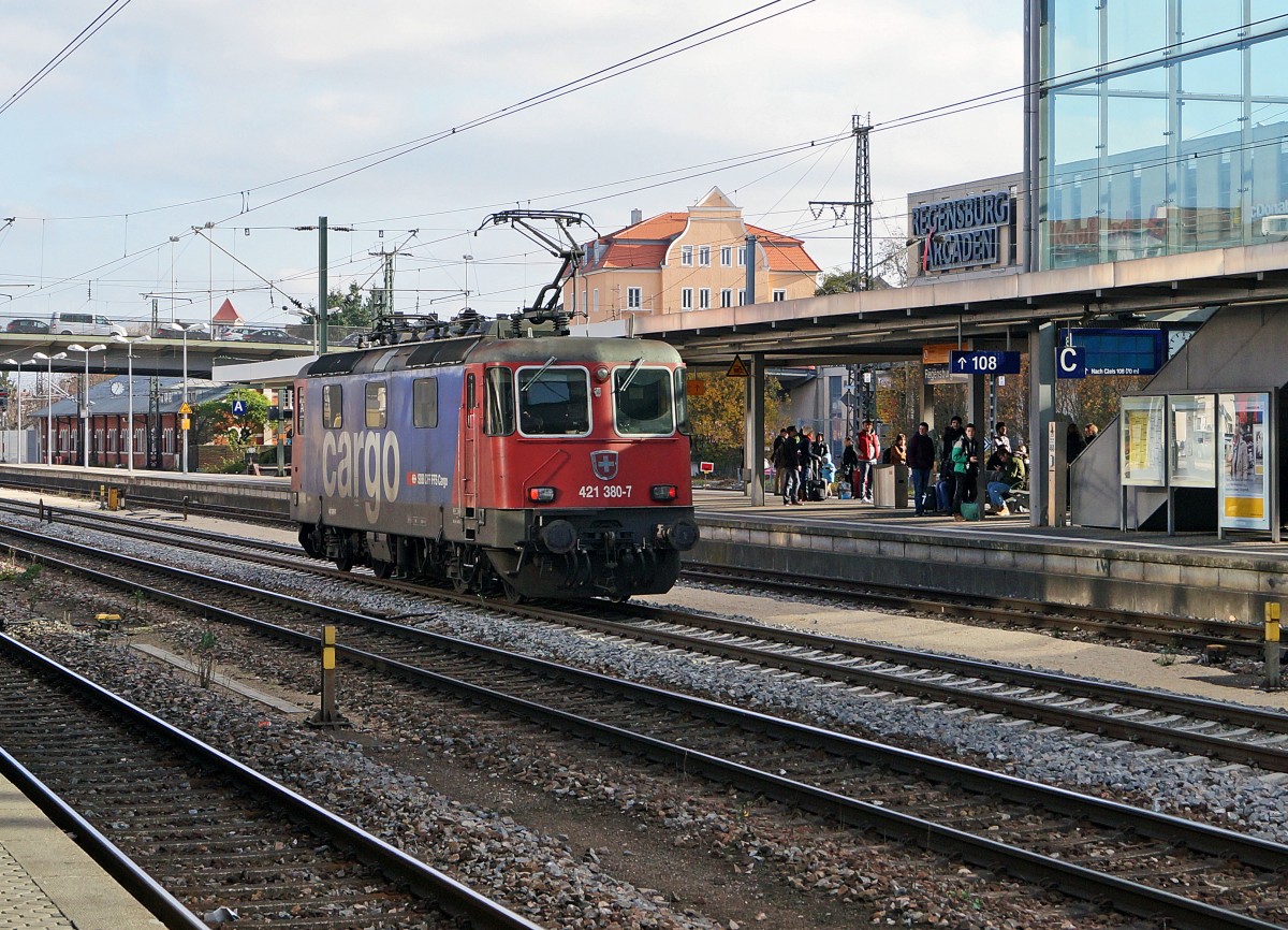 SBB: Re 421 387-7 von SBB Cargo in Deutschland bei der Bahnhofsdurchfahrt Regensburg am 21. November 2014.
Foto: Walter Ruetsch