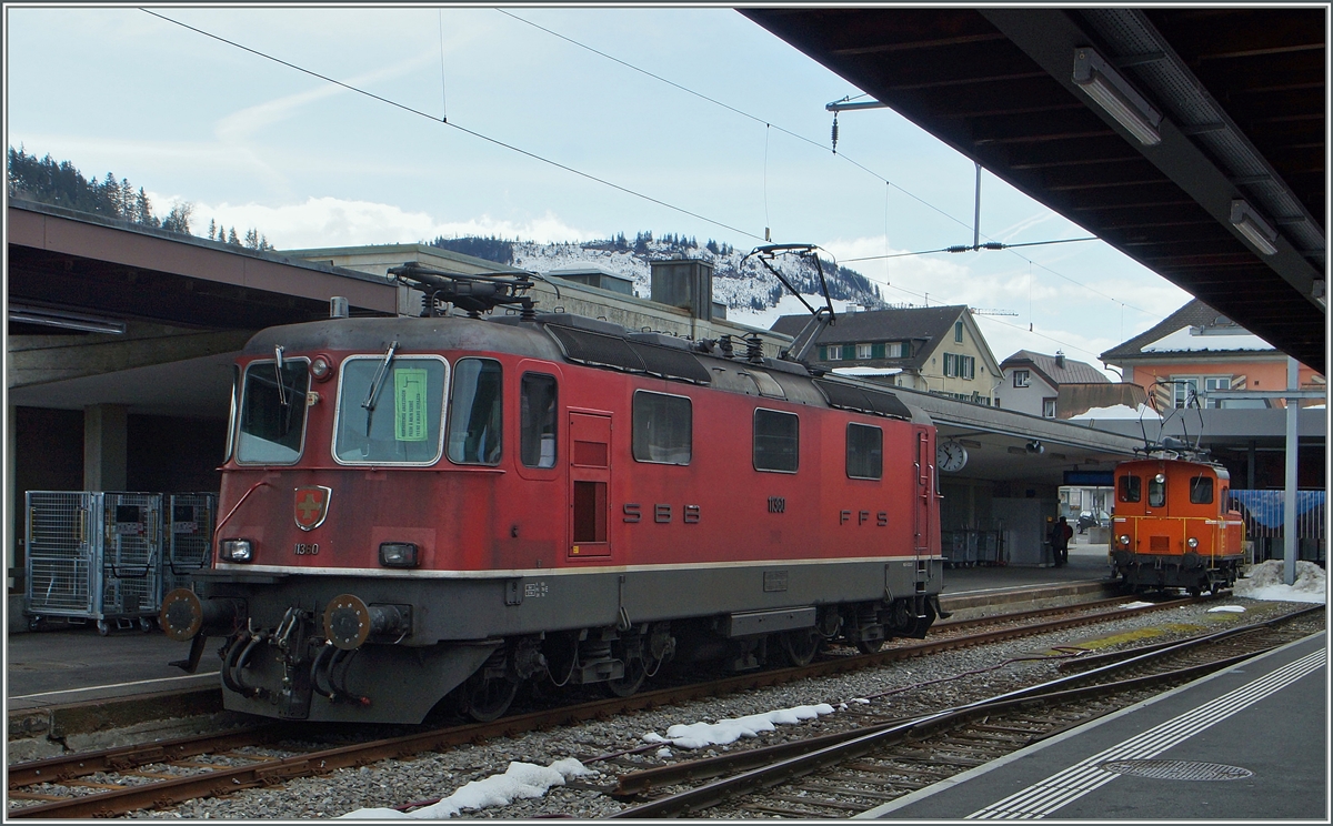 SBB Re 4/4 II 11360 und SOB Te 97 85 1216 302-0 in Einsiedeln.
15. März 2015