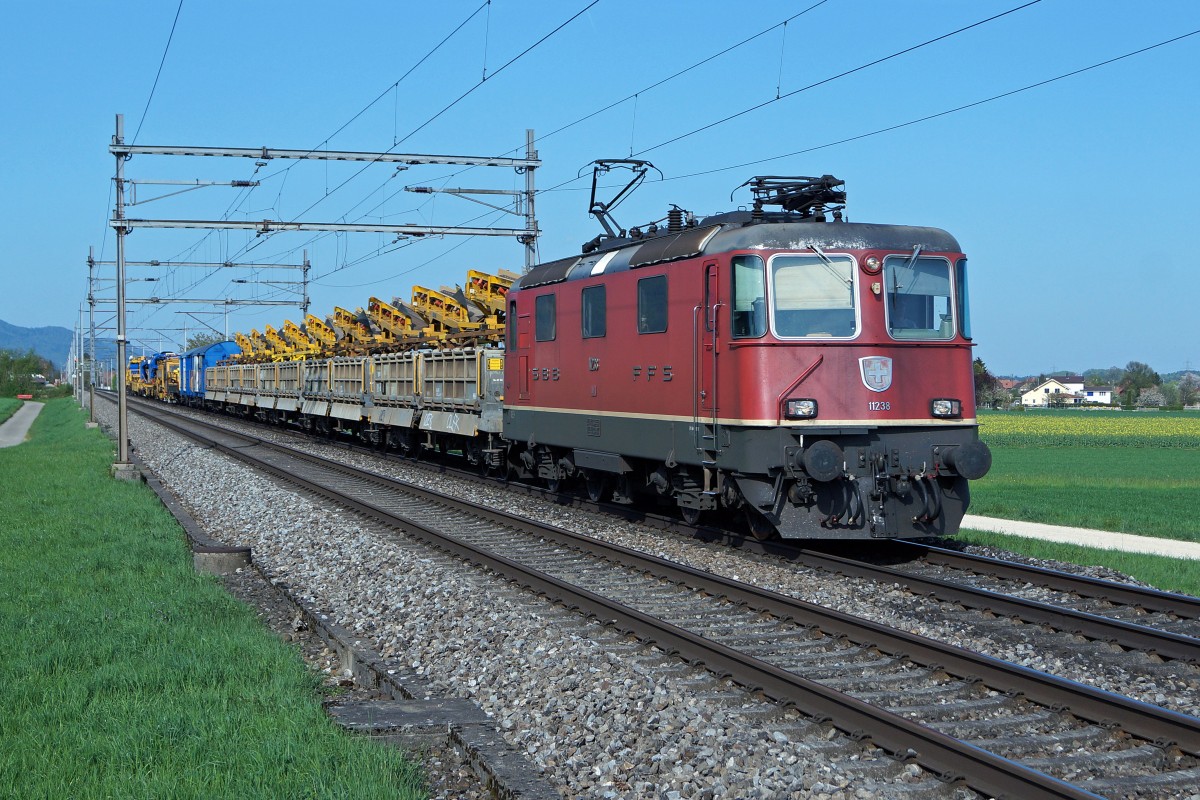 SBB: Re 4/4 II mit nicht alltäglicher Güterlast. Aufgenommen wurde die Spitze sowie der Schluss des Zuges bei Niederbipp am 24. April 2015.
Foto: Walter Ruetsch