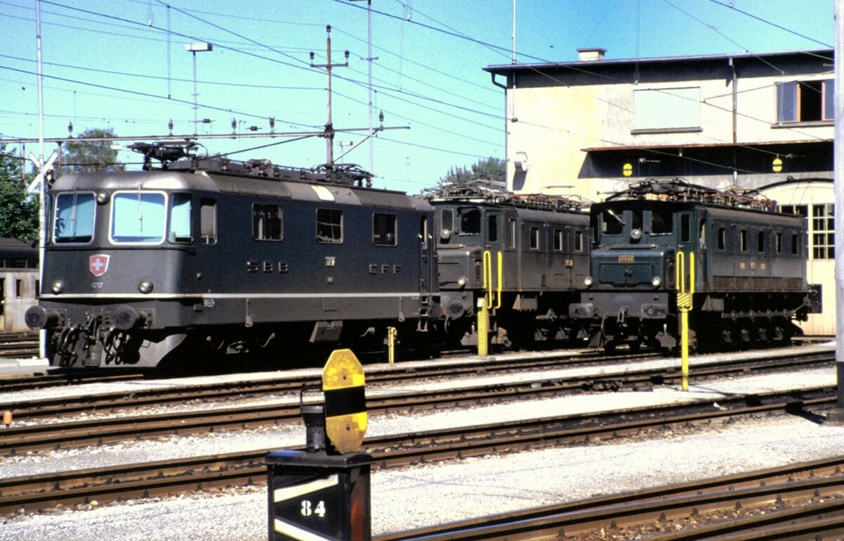 SBB Re 4/4 II Nr.11 217 und Ae 4/7 Nr.10 936 und Ae3/6 I Nr.10 637 in Rorschach am 14.08.1980.