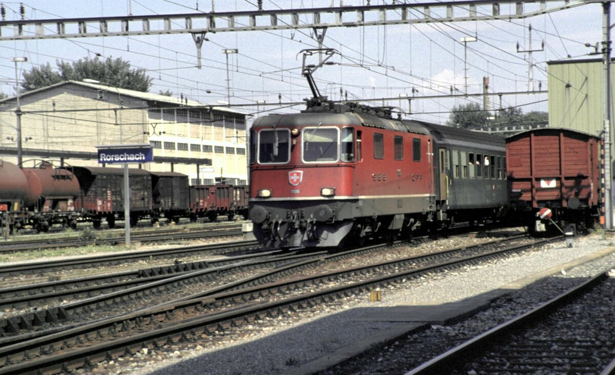 SBB Re 4/4 II Nr.11 196 in Rorschach im August 1991. 