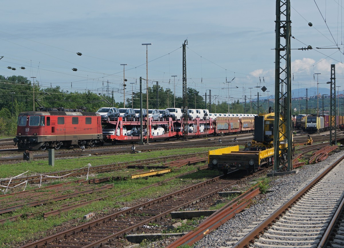 SBB: Re 4/4 lll 11246 vor einem langen Autozug in Weil am Rheim am 8. August 2014.
Foto: Walter Ruetsch