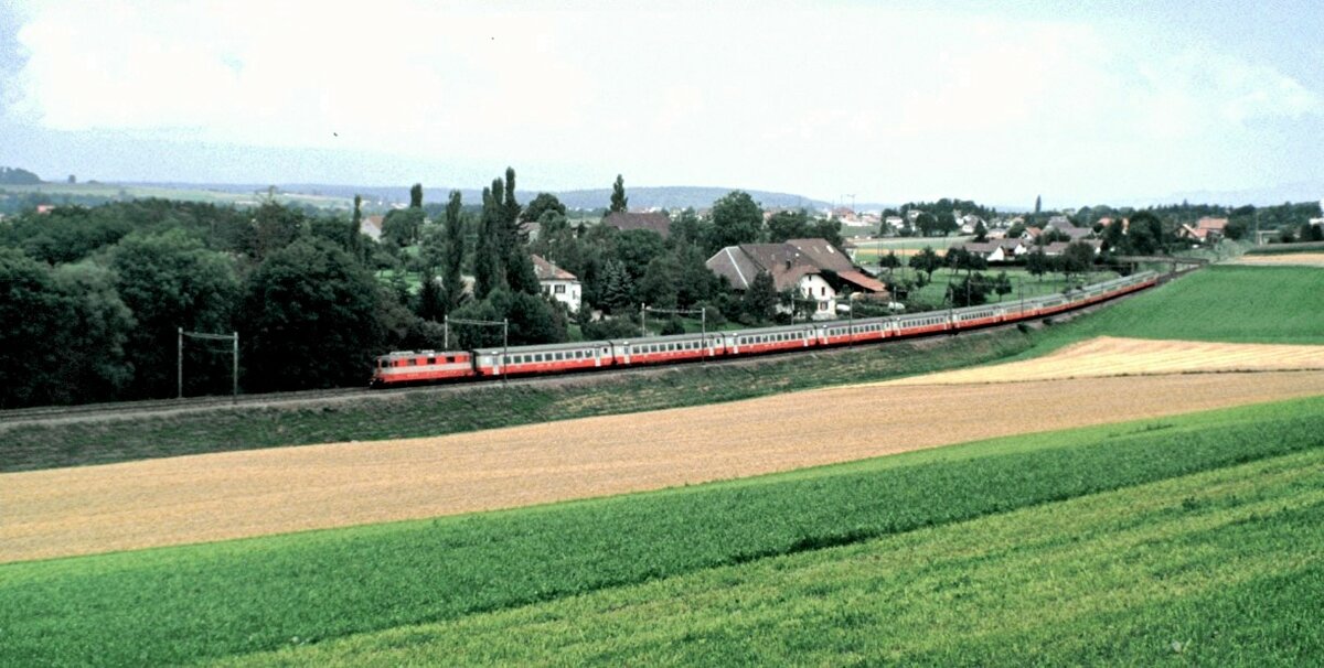 SBB Re 4/4 Swiss Express bei Fribourg am 25.08.1984.