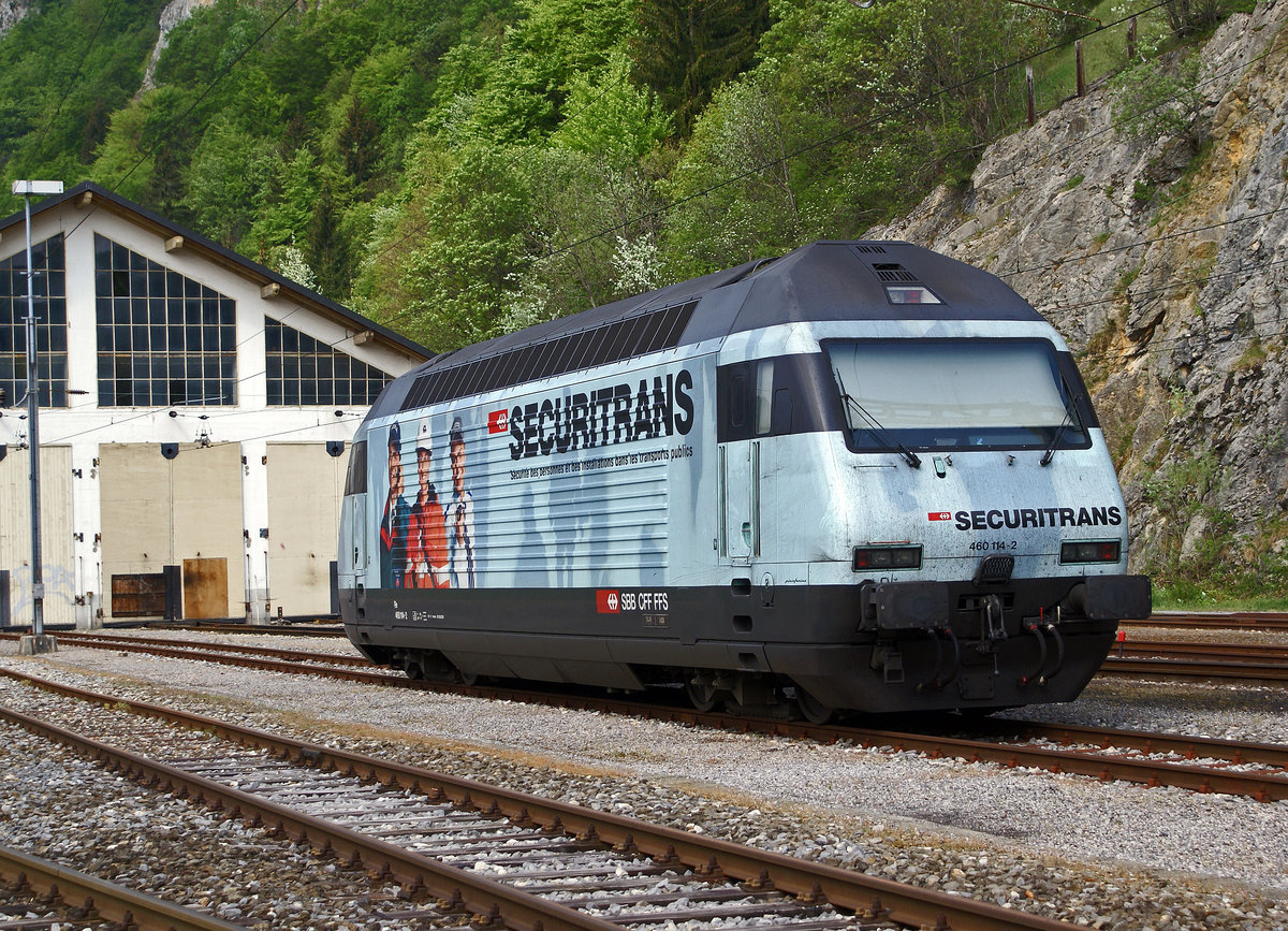 SBB: Re 460 114-2 SECURITRANS vor der SBB Remise in Vallorbe am 30. April 2007.
Foto: Walter Ruetsch