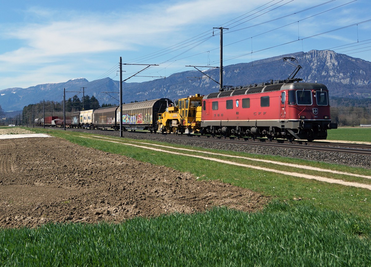 SBB: Re 6/6 11623  RUPPERSWIL   mit gemischter Güterlast am Haken bei Deitingen am 7. April 2015.
Foto: Walter Ruetsch 