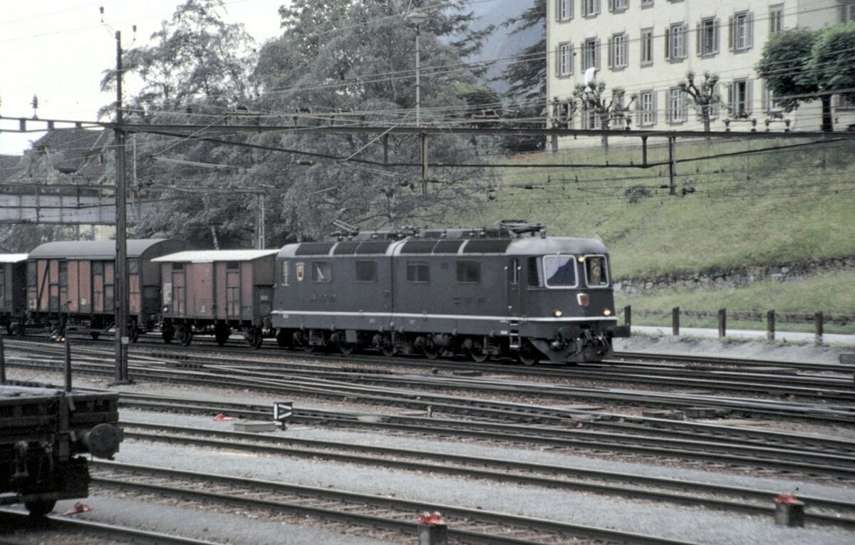 SBB Re 6/6 Nr. 11 601 mit Güterzug in Erstfeld am 17.06.1980. Die Re 6/6 Nr.11 601 ist der erste Prototyp mit geteiltem Lokkasten.