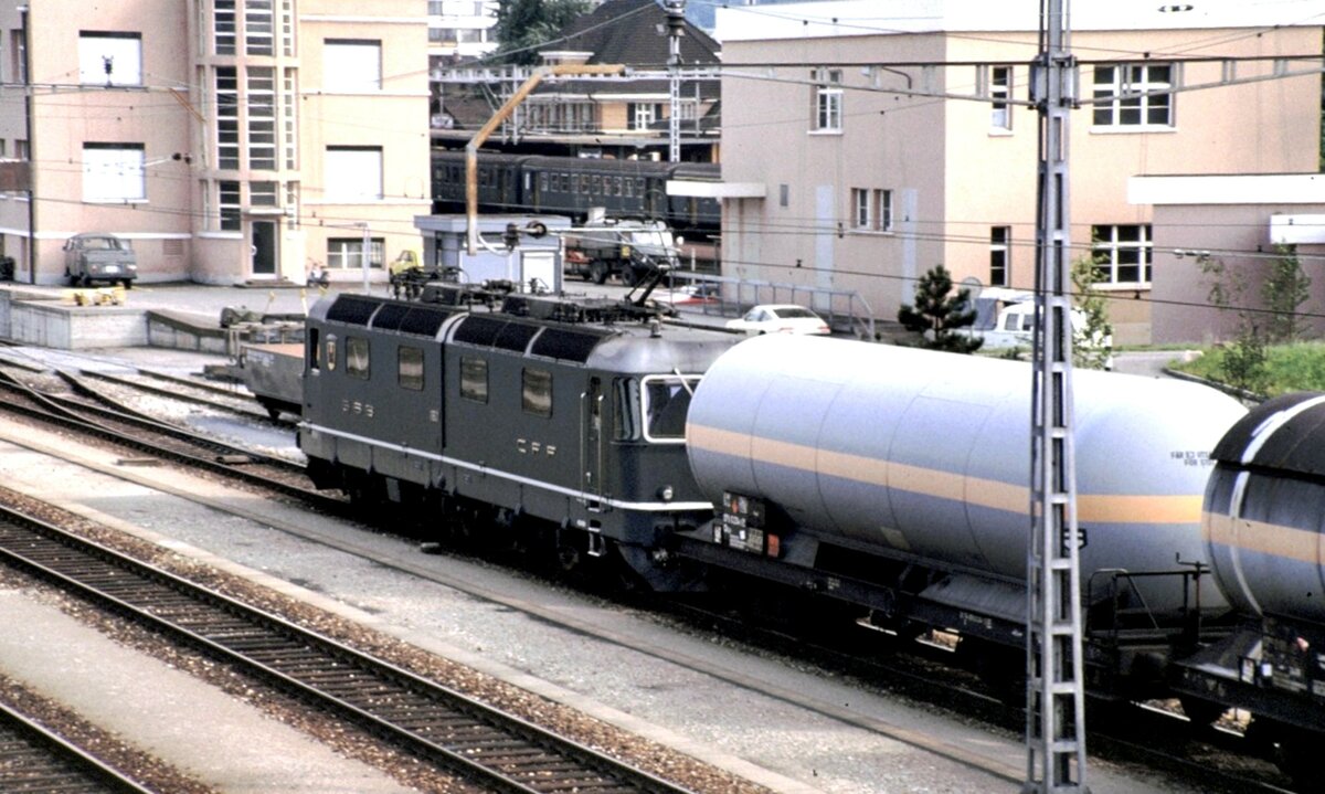 SBB Re 6/6 Nr.11 601 Prototyp in Basel-Muttenz am 23.08.1980 startet für die Fahrt über/durch den Gotthard.