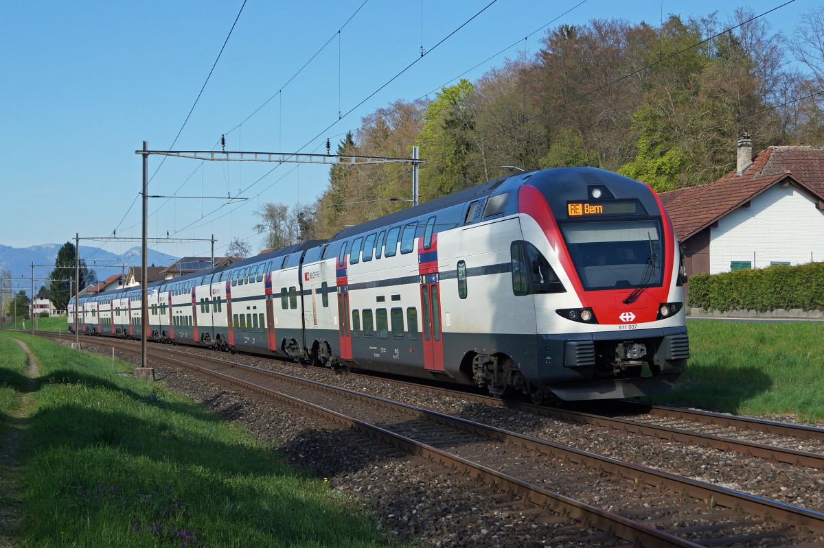 SBB: RE Biel-Bern mit Doppelstock Niederflurzug RABe 511 von Stadler Rail bei Busswil am 19. April 2015.
Foto: Walter Ruetsch