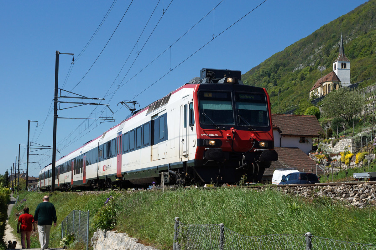 SBB: Regionalzug Neuenburg-Biel mit RBDe 560 (DOMINO) auf dem noch eingleisigen Streckenabschnitt unterwegs zwischen Ligerz und Twann am Auffahrtstag den 5. Mai 2016.
Foto: Walter Ruetsch  