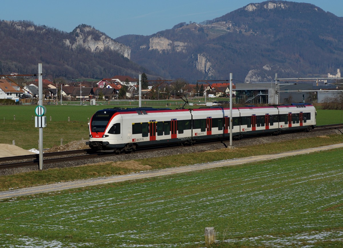 SBB: Regionalzug Olten-Biel mit FLIRT RABe 523 049 bei Niederbipp am 25. Januar 2016.
Foto: Walter Ruetsch